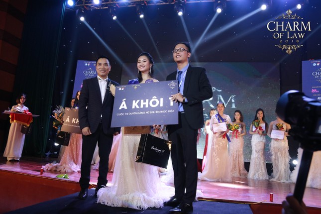 Phản biện xuất sắc quan điểm về phụ nữ “ngoan, ngon, ngơ”, nữ sinh đăng quang Charm Of Law 2018 ảnh 4