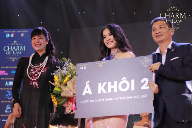 Phản biện xuất sắc quan điểm về phụ nữ “ngoan, ngon, ngơ”, nữ sinh đăng quang Charm Of Law 2018 ảnh 5