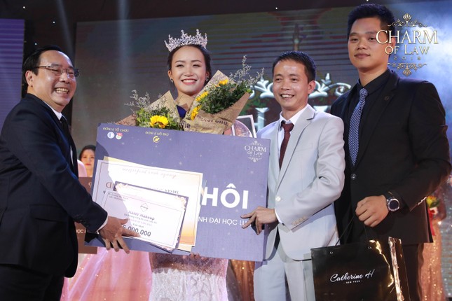Phản biện xuất sắc quan điểm về phụ nữ “ngoan, ngon, ngơ”, nữ sinh đăng quang Charm Of Law 2018 ảnh 1