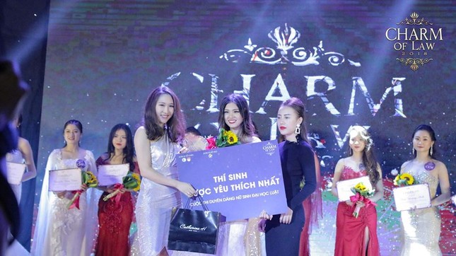 Phản biện xuất sắc quan điểm về phụ nữ “ngoan, ngon, ngơ”, nữ sinh đăng quang Charm Of Law 2018 ảnh 7