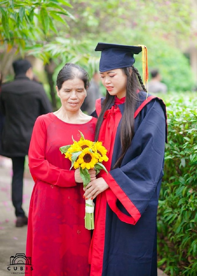 Xúc động bộ ảnh người mẹ vất vả, lam lũ đến chụp ảnh kỉ yếu cùng con gái ảnh 5