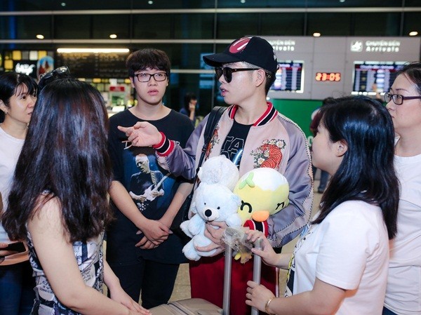Đức Phúc "lầy lội" tặng viên bổ phế cho các fan vì đã hò hét cổ vũ cho mình ảnh 1
