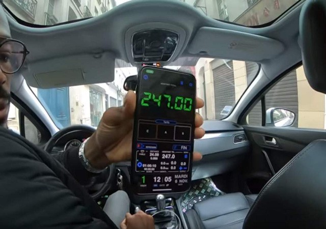 Từ chối trả tiền taxi giá cao, cặp đôi du khách nước ngoài bị tài xế nhốt trong xe ảnh 1
