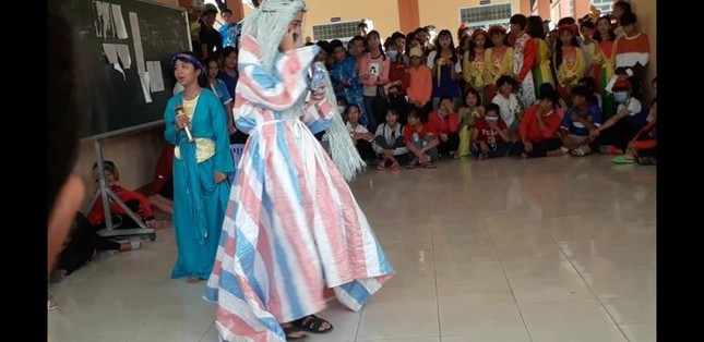Văn nghệ 20/11: Chết cười với cảnh học sinh đem cả phông bạt lên sân khấu diễn vai ông Bụt ảnh 1