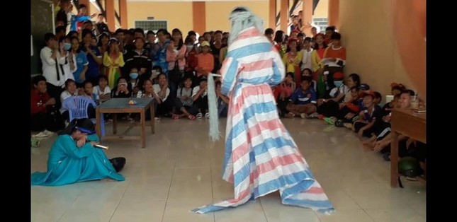 Văn nghệ 20/11: Chết cười với cảnh học sinh đem cả phông bạt lên sân khấu diễn vai ông Bụt ảnh 2