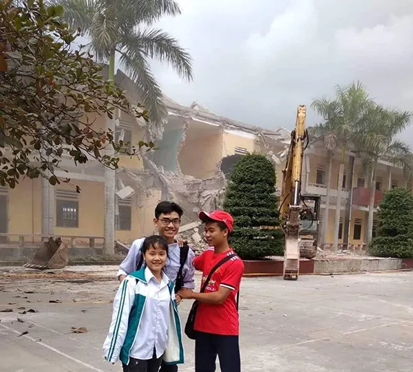 Phản ứng trái chiều của dân mạng khi học sinh chụp ảnh trước khung cảnh trường bị đập phá ảnh 4