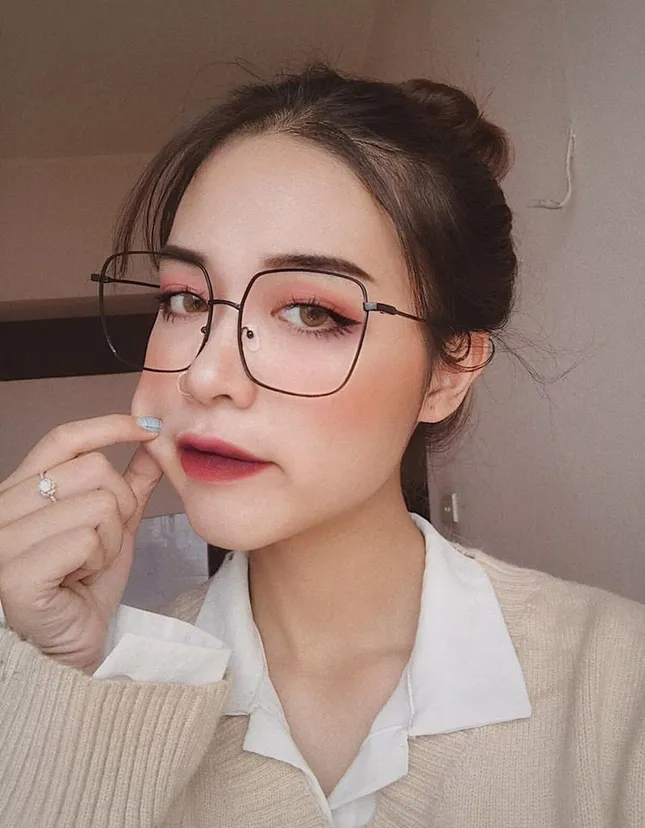 Học ngay những cách trang điểm siêu bắt mắt từ hot Instagram xinh đẹp Hoa Trang ảnh 8
