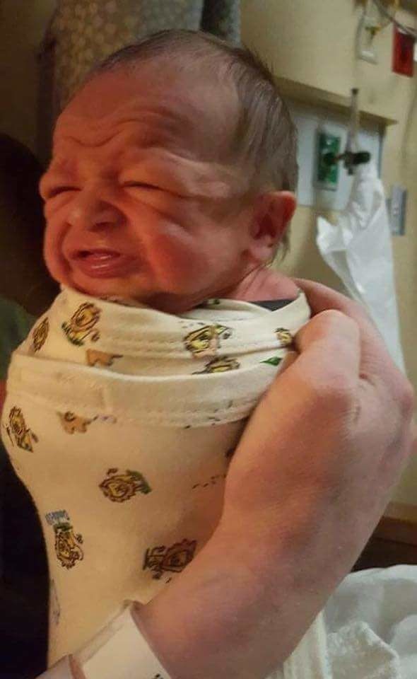 Những nhóc tì vừa mới chào đời mà trông chẳng khác gì các cụ già chán nản với cả thế giới ảnh 1