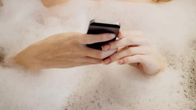 Dùng điện thoại khi đang tắm, nữ sinh 17 tuổi bị điện giật chết ảnh 1