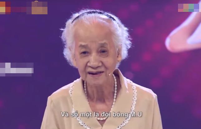 Cụ bà gây "bão" MXH khi đọc vanh vách tên các đội bóng thế giới, là fan ruột M.U ảnh 3