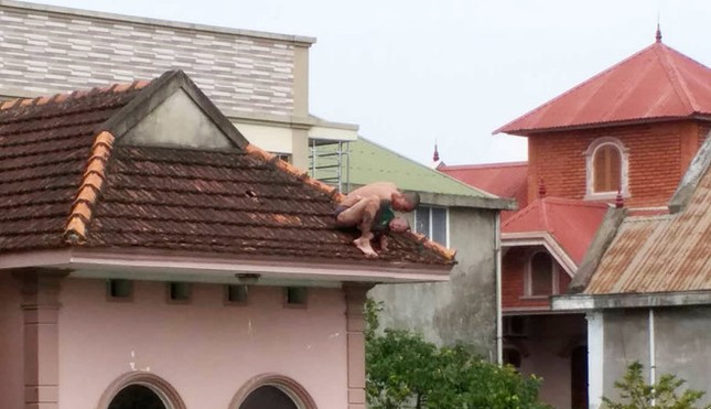Nghệ An: Bé trai 1 tuổi bị cha ném từ nóc nhà xuống ảnh 1