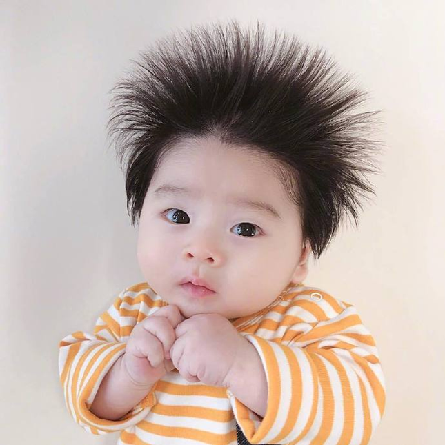Cậu bé Hàn Quốc "đốn tim" dân mạng vì mái tóc chôm chôm quá đáng yêu ảnh 1