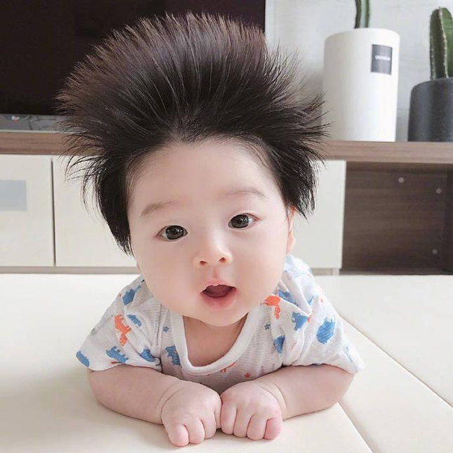 Cậu bé Hàn Quốc "đốn tim" dân mạng vì mái tóc chôm chôm quá đáng yêu ảnh 3