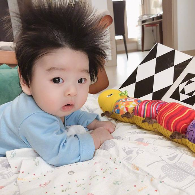 Cậu bé Hàn Quốc "đốn tim" dân mạng vì mái tóc chôm chôm quá đáng yêu ảnh 6