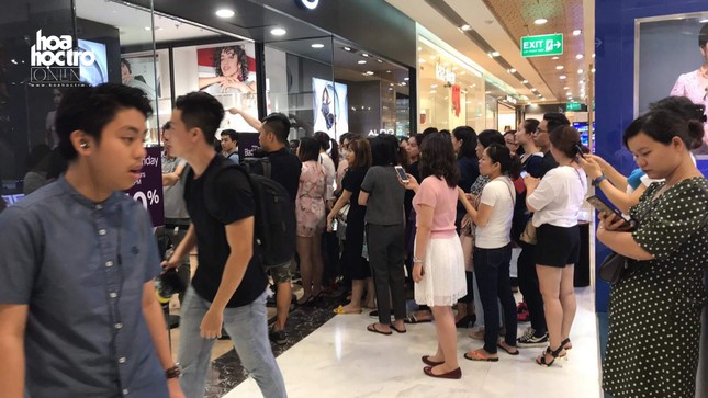 TP.HCM: Đường phố tắc nghẽn, TTTM đông nghịt người xếp hàng "săn sale" Black Friday ảnh 4