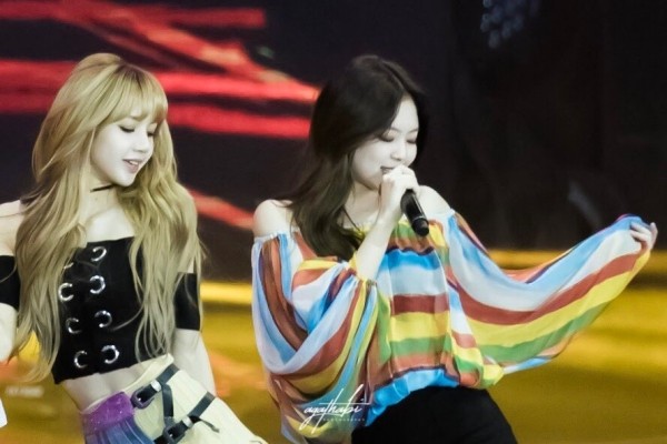 BLINK "lục đục" khi thấy Lisa (BLACK PINK) mặc lại áo của vũ công trong MV "SOLO" ảnh 2
