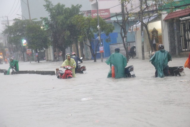 Áp thấp suy yếu từ bão số 9 tiếp tục gây mưa lớn ở nhiều tỉnh phía Nam ảnh 1