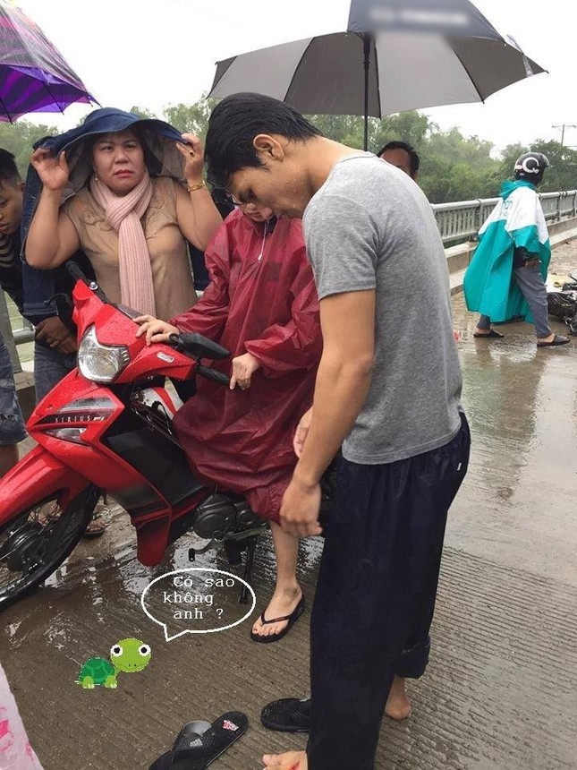 Cảm động chàng trai cứu người rớt sông lên bờ an toàn, vội ôm người yêu: "Đừng sợ, anh không sao" ảnh 4