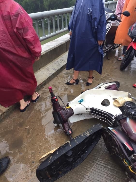 Cảm động chàng trai cứu người rớt sông lên bờ an toàn, vội ôm người yêu: "Đừng sợ, anh không sao" ảnh 3