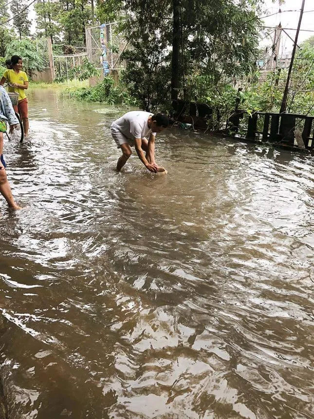 Người dân Sài Gòn di chuyển vất vả trên những con đường ngập đầy nước sau trận bão ảnh 10
