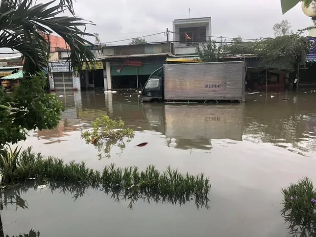 Người dân Sài Gòn di chuyển vất vả trên những con đường ngập đầy nước sau trận bão ảnh 8