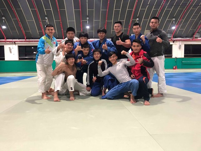 Các "soái ca" tuyển Judo Việt Nam khoe thân hình săn chắc giữa cái lạnh -5 độ C ảnh 3