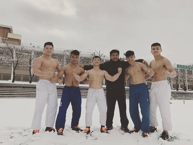 Các "soái ca" tuyển Judo Việt Nam khoe thân hình săn chắc giữa cái lạnh -5 độ C ảnh 7