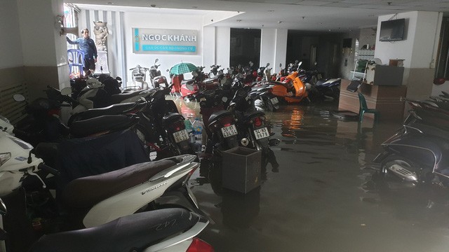 TP.HCM: Hàng trăm ô tô, xe máy chìm trong hầm nước chung cư ảnh 6