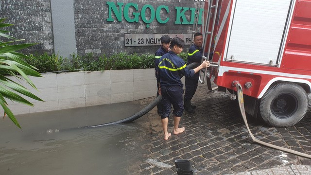 TP.HCM: Hàng trăm ô tô, xe máy chìm trong hầm nước chung cư ảnh 10