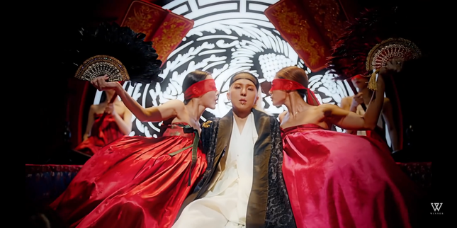 Mino (Winner) "xuyên không" thành quân vương, có cả một hậu cung toàn mỹ nữ ảnh 3