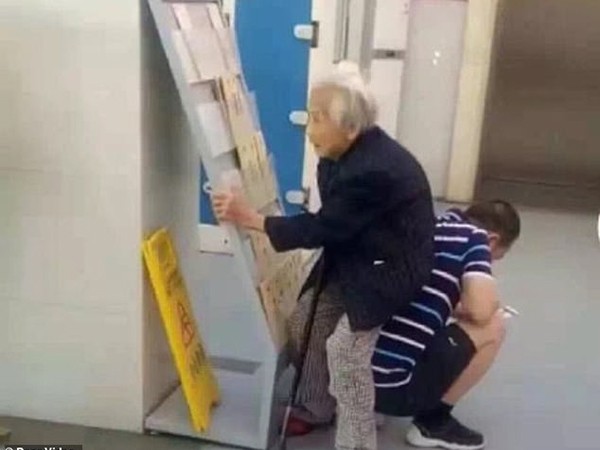 Hình ảnh “con trai dùng thân mình làm ghế cho mẹ già ngồi nghỉ ngơi” khiến dân mạng thán phục ảnh 1