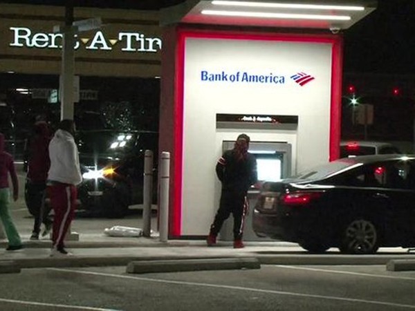 Mỹ: Cây ATM "đặc biệt", rút 20 USD được 100 USD ảnh 1