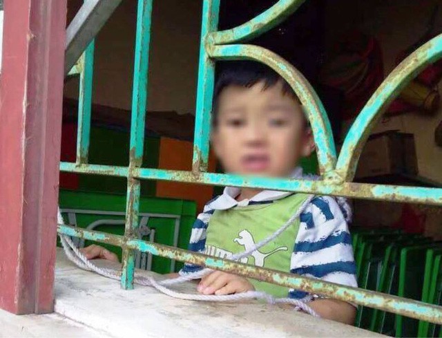 Xác minh hình ảnh bé trai 4 tuổi bị nhốt ở phòng học, buộc dây, treo lên cửa sổ ảnh 1