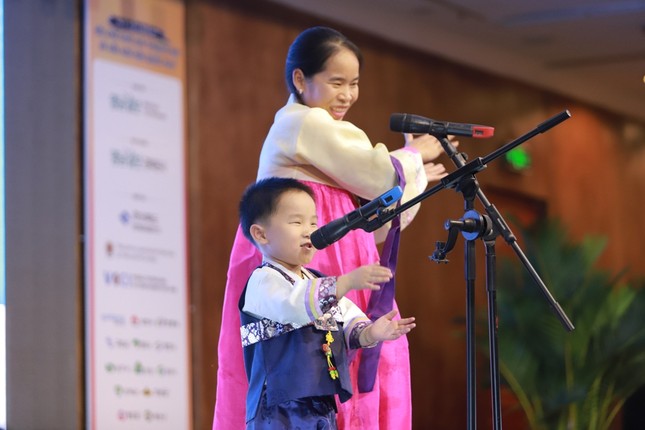 Suni Hạ Linh tự tin giao lưu, thể hiện giọng hát bằng tiếng Hàn khiến khán giả thích thú ảnh 4