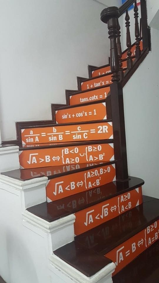 Dán công thức Toán chi chít bậc cầu thang, đây đúng là thầy giáo yêu nghề nhất Đông Nam Á ảnh 1