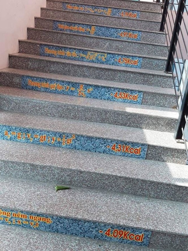 Dán công thức Toán chi chít bậc cầu thang, đây đúng là thầy giáo yêu nghề nhất Đông Nam Á ảnh 2