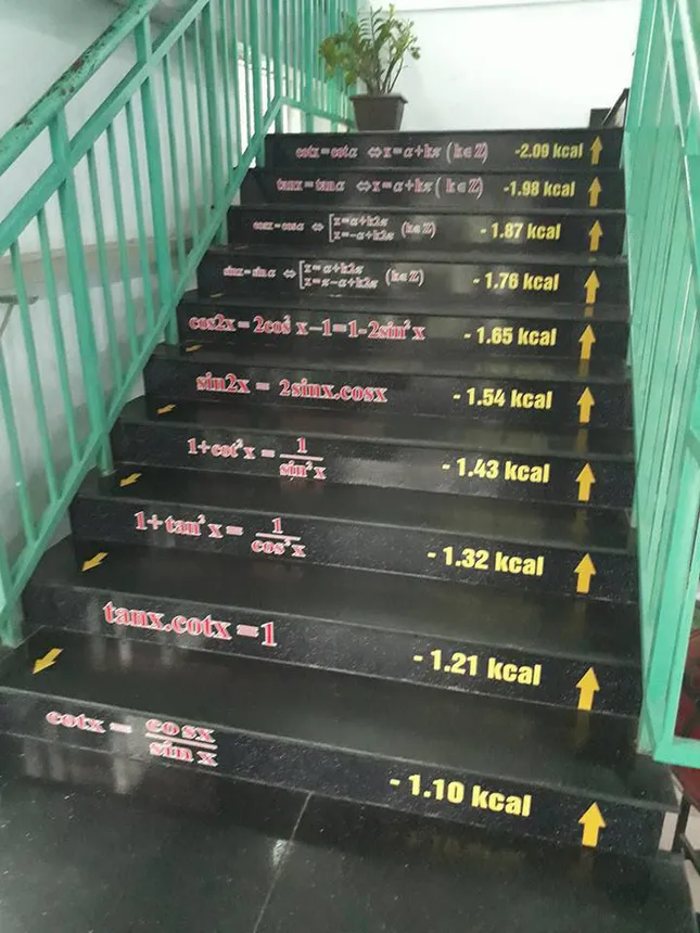 Dán công thức Toán chi chít bậc cầu thang, đây đúng là thầy giáo yêu nghề nhất Đông Nam Á ảnh 4
