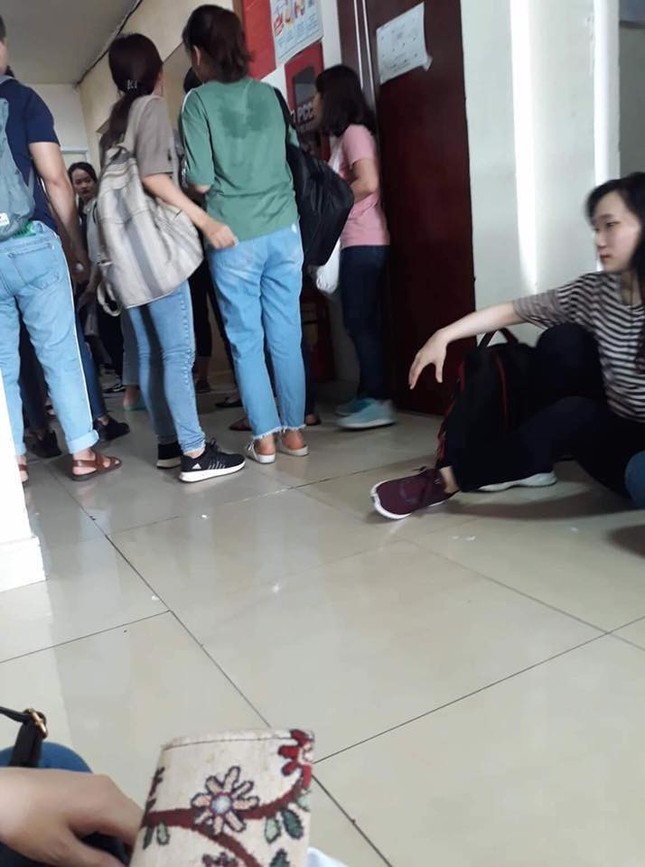 Cấu trúc đề thi TOEIC thay đổi, sinh viên Sài Gòn trắng đêm đăng ký dự thi ảnh 7