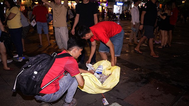 TP.HCM: Đáng yêu hình ảnh bạn trẻ dọn rác trên phố sau trận Việt Nam - Philippines ảnh 3