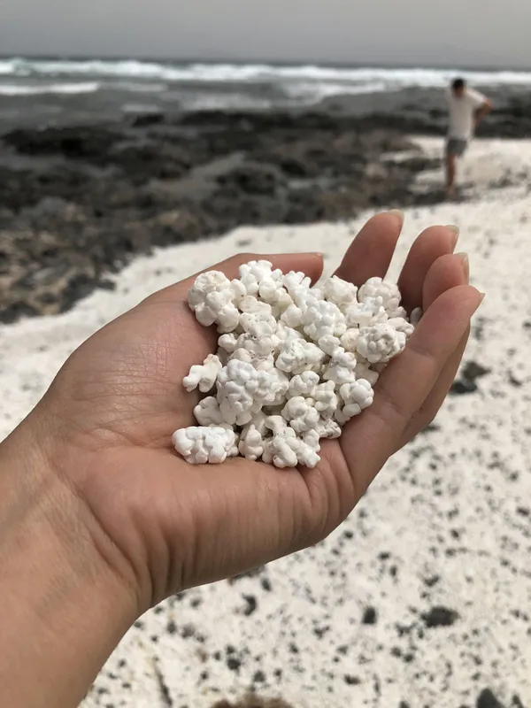 Độc lạ: Bãi biển với cát trắng hình “bỏng ngô” khiến giới trẻ “đi quên lối về” ảnh 4