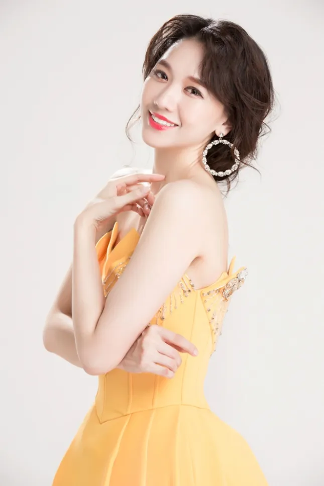 Khán giả trầm trồ khi Hari Won và Hương Giang xuất hiện lộng lẫy trong một khung hình ảnh 3