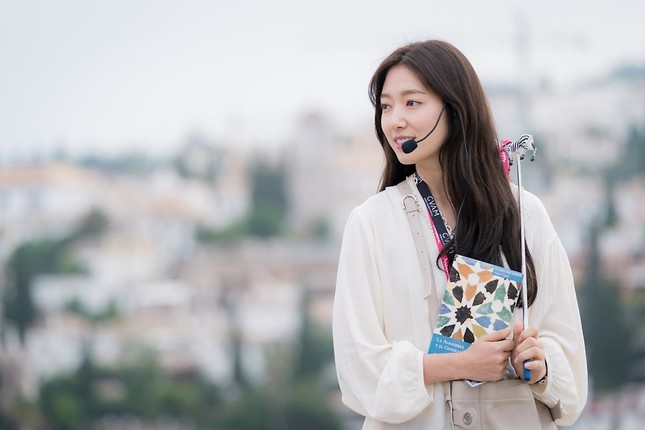 Nhan sắc cuốn hút của Park Shin Hye trong dự án đóng cùng Huyn Bin, Chanyeol (EXO) ảnh 2