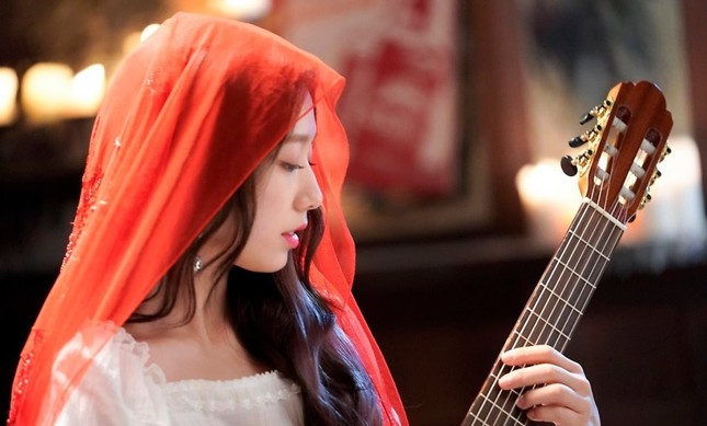 Nhan sắc cuốn hút của Park Shin Hye trong dự án đóng cùng Huyn Bin, Chanyeol (EXO) ảnh 4
