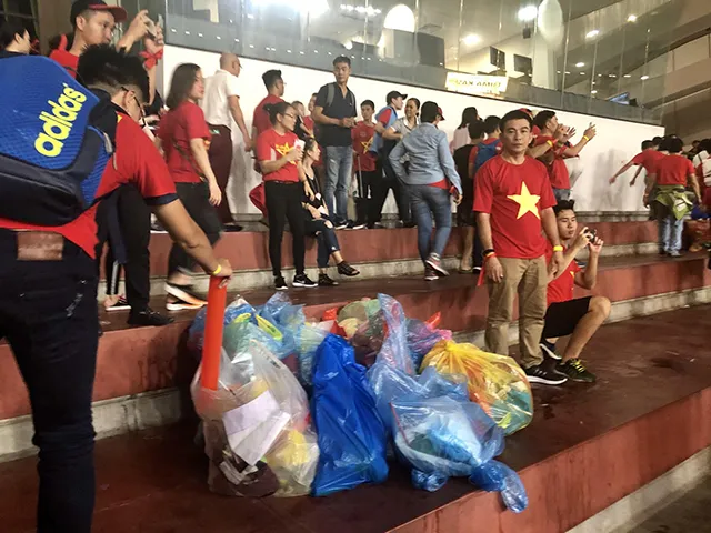 CĐV Việt Nam nhặt sạch rác trên khán đài sau trận chung kết tại Malaysia ảnh 8