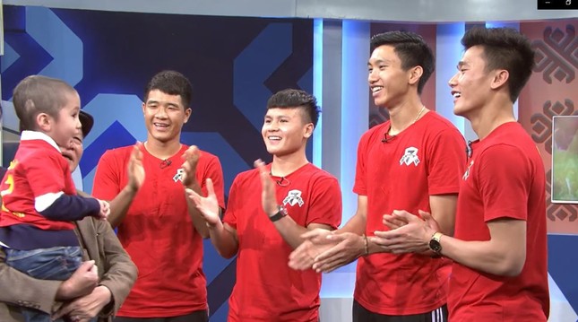 Dàn cầu thủ tuyển Việt Nam biến ước mơ của em bé ung thư thành sự thật ảnh 4
