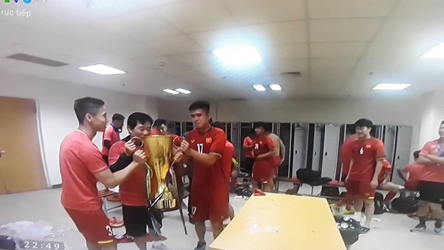 Đã "quẩy" là phải cởi, các tuyển thủ khiến chị em "đau tim" vì màn lột áo ăn mừng quá "nóng" ảnh 1