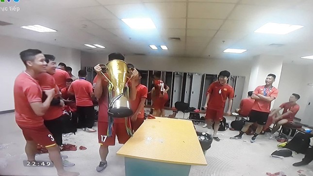 Đã "quẩy" là phải cởi, các tuyển thủ khiến chị em "đau tim" vì màn lột áo ăn mừng quá "nóng" ảnh 3