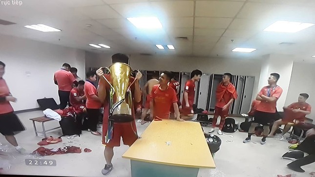 Đã "quẩy" là phải cởi, các tuyển thủ khiến chị em "đau tim" vì màn lột áo ăn mừng quá "nóng" ảnh 5