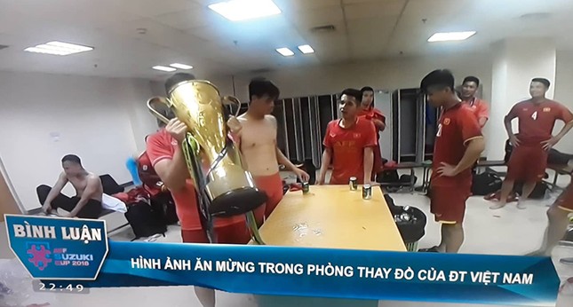 Đã "quẩy" là phải cởi, các tuyển thủ khiến chị em "đau tim" vì màn lột áo ăn mừng quá "nóng" ảnh 7