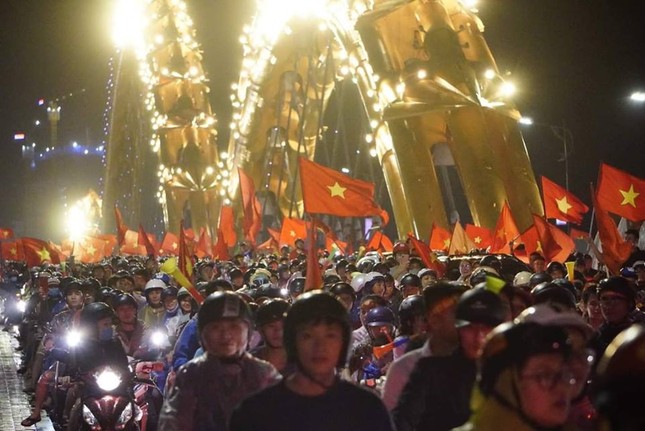 Việt Nam vô địch, mặc trời mưa, người hâm mộ Đà Nẵng vẫn "biến" mưa thành "bão" ảnh 3